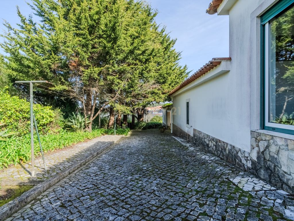 Luxuosa Moradia Isolada com jardim Privado na Venda do Pinheiro - Image 30